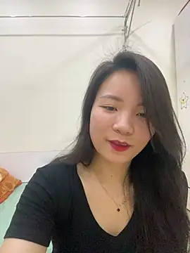 Bee Yellow00 online show from 05/16/26, 02:21