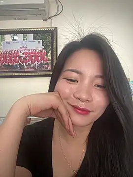 Bee Yellow00 online show from 04/25/26, 04:26
