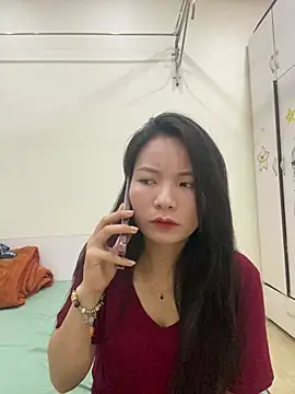 Bee Yellow00 online show from 05/12/26, 04:42