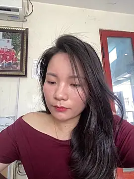 Bee Yellow00 online show from 05/29/26, 03:01