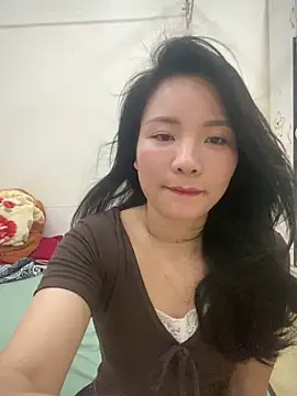 Bee Yellow00 online show from 04/14/26, 04:50