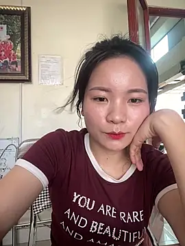 Bee Yellow00 online show from 04/10/26, 08:21