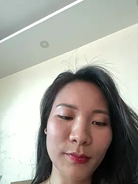 Bee Yellow00 online show from 05/23/26, 02:21