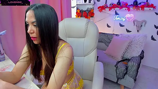 Snapshot of VenusIsLove_ chatting on 10/09/25, 07:14 VenusIsLove online show from 10/09/25, 07:14