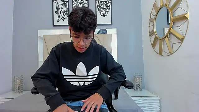 Snapshot of adams_bobby chatting on 12/21/25, 11:34 adams bobby online show from 12/21/25, 11:34