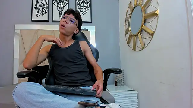 Snapshot of adams_bobby chatting on 12/15/25, 11:38 adams bobby online show from 12/15/25, 11:38