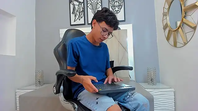 Snapshot of adams_bobby chatting on 01/08/26, 11:16 adams bobby online show from 01/08/26, 11:16