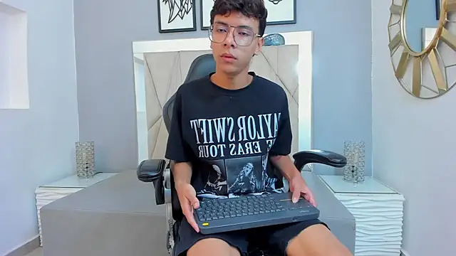 Snapshot of adams_bobby chatting on 01/11/26, 11:28 adams bobby online show from 01/11/26, 11:28