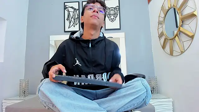 Snapshot of adams_bobby chatting on 12/19/25, 11:45 adams bobby online show from 12/19/25, 11:45