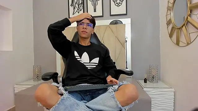 Snapshot of adams_bobby chatting on 12/04/25, 11:31 adams bobby online show from 12/04/25, 11:31