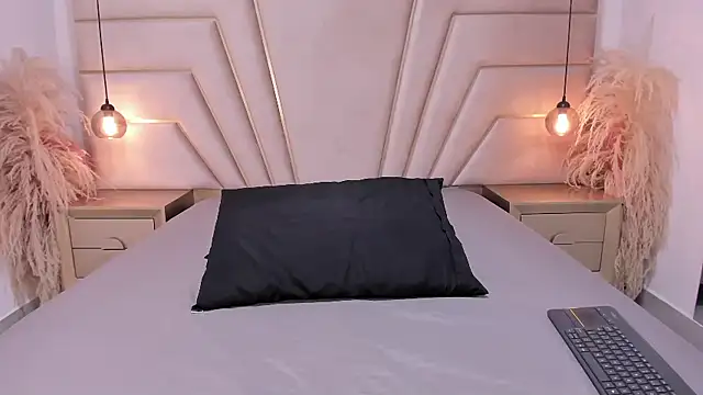 Snapshot of MaroxCute chatting on 12/18/25, 11:58 MaroxCute online show from 12/18/25, 11:58