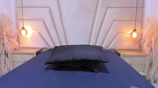 Snapshot of MaroxCute chatting on 12/17/25, 11:59 MaroxCute online show from 12/17/25, 11:59