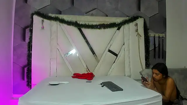 salome mio online show from 12/18/25, 01:04