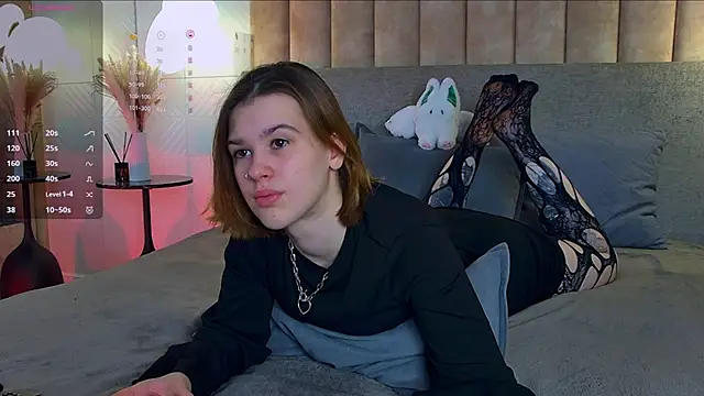 Snapshot of LoraPuffs chatting on 11/24/25, 04:29 LoraPuffs online show from 11/24/25, 04:29