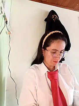 Snapshot of Valentina--1 chatting on 10/27/25, 03:35 Valentina--1 online show from 10/27/25, 03:35