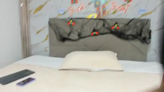  Asshley bensoon  online show from 10/28/25, 12:15