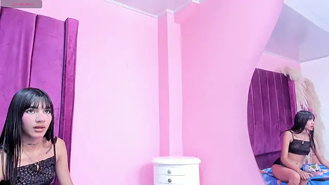 Snapshot of foxyhillx chatting on 12/15/25, 05:52 foxyhillx online show from 12/15/25, 05:52