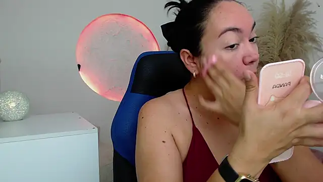 Yadis hot online show from 12/17/25, 10:04