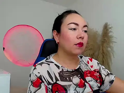 Yadis hot online show from 11/18/25, 08:56