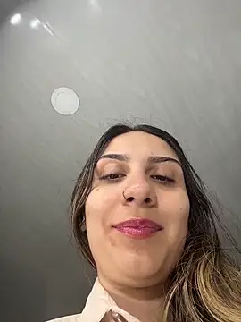 Snapshot of sarah_honey__ chatting on 10/29/25, 12:26 sarah honey   online show from 10/29/25, 12:26