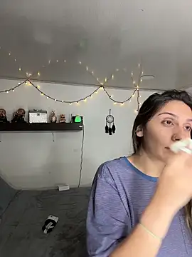 Snapshot of sarah_honey__ chatting on 10/31/25, 03:08 sarah honey   online show from 10/31/25, 03:08