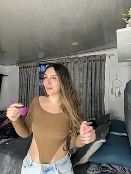 Snapshot of sarah_honey__ chatting on 10/28/25, 10:58 sarah honey   online show from 10/28/25, 10:58