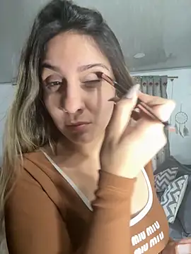 Snapshot of sarah_honey__ chatting on 10/27/25, 11:55 sarah honey   online show from 10/27/25, 11:55