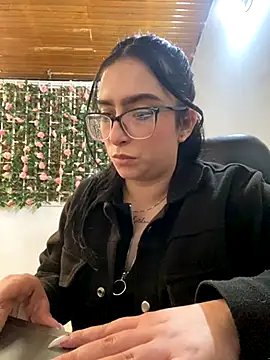 Snapshot of Kloe_Novoa chatting on 10/29/25, 02:27 Kloe Novoa online show from 10/29/25, 02:27