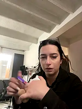 Kloe Novoa online show from 12/15/25, 12:44