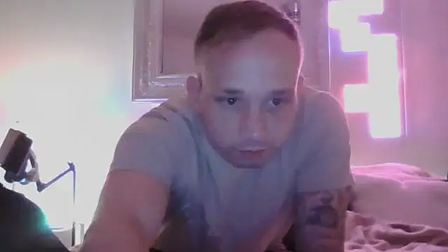 Snapshot of MikeHawke1995 chatting on 10/26/25, 01:17 MikeHawke1995 online show from 10/26/25, 01:17