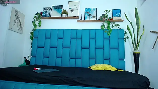 Hot Boys Latinos X online show from 12/15/25, 10:04