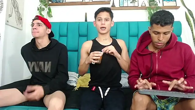 Hot Boys Latinos X online show from 10/31/25, 01:19