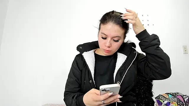 Snapshot of Vanessa_Martinz chatting on 10/28/25, 12:04 Vanessa Martinz online show from 10/28/25, 12:04