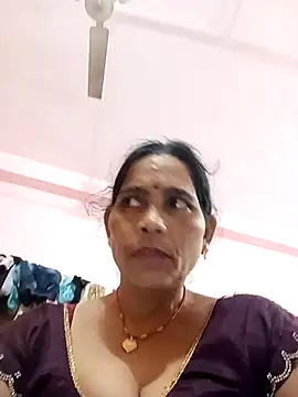 Snapshot of Indiangueen chatting on 10/27/25, 05:25 Indiangueen online show from 10/27/25, 05:25