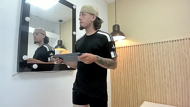 Snapshot of STEINER_01 chatting on 10/28/25, 04:35 STEINER 01 online show from 10/28/25, 04:35