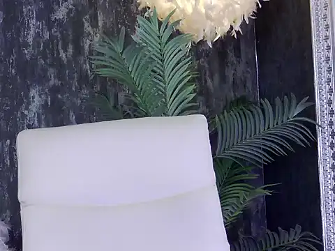 LaraBloom online show from 12/16/25, 07:18