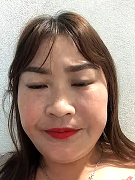 Snapshot of bombom1x chatting on 10/26/25, 05:57 bombom1x online show from 10/26/25, 05:57