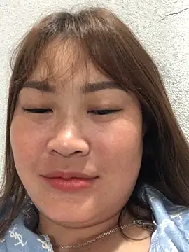 Snapshot of bombom1x chatting on 10/28/25, 03:44 bombom1x online show from 10/28/25, 03:44