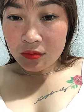 Snapshot of bombom1x chatting on 10/27/25, 12:39 bombom1x online show from 10/27/25, 12:39