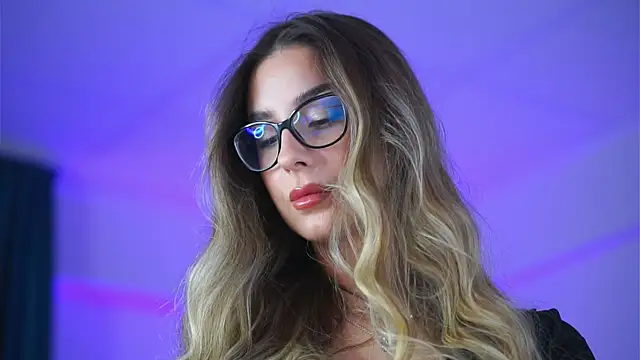 Snapshot of MaddieBryggs chatting on 11/18/25, 10:07 MaddieBryggs online show from 11/18/25, 10:07