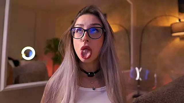 MaddieBryggs online show from 04/15/26, 06:34