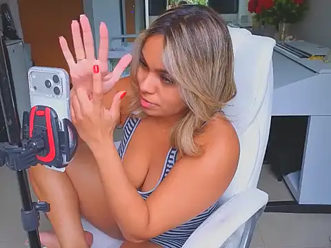 Snapshot of diosadeluniverso chatting on 04/15/26, 08:20 diosadeluniverso online show from 04/15/26, 08:20