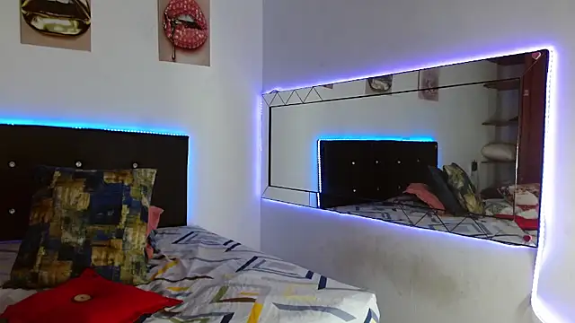 Snapshot of antonella_pink2 chatting on 10/31/25, 04:03 antonella pink2 online show from 10/31/25, 04:03