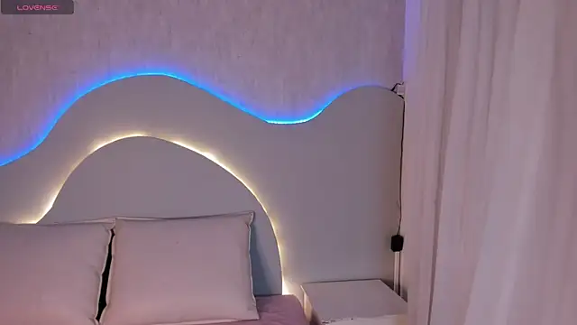 EmiliClarke online show from 01/13/26, 07:40