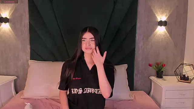 Snapshot of EmiliClarke chatting on 02/10/26, 11:31 EmiliClarke online show from 02/10/26, 11:31