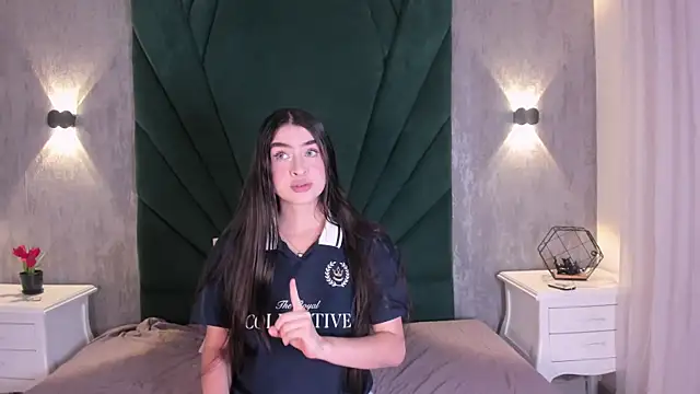 EmiliClarke online show from 04/07/26, 11:34