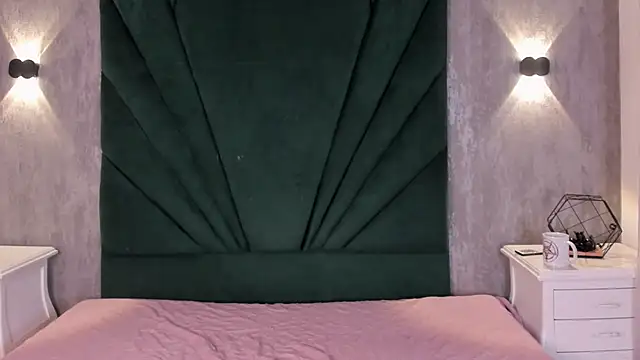 EmiliClarke online show from 04/12/26, 12:30