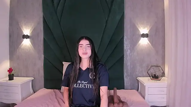 EmiliClarke online show from 04/15/26, 11:27