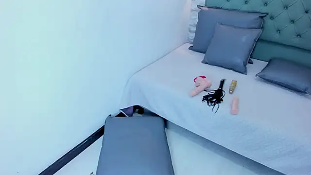 PariisTaylor online show from 11/11/25, 06:58