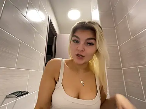 rosie-hipstergal online show from 01/17/26, 03:15